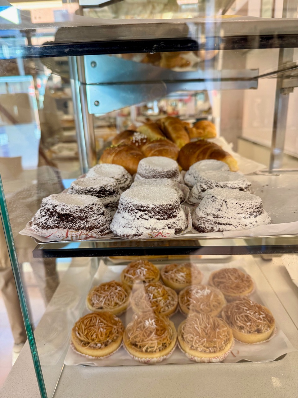 Vassoio di mignon assortiti su piano di lavoro