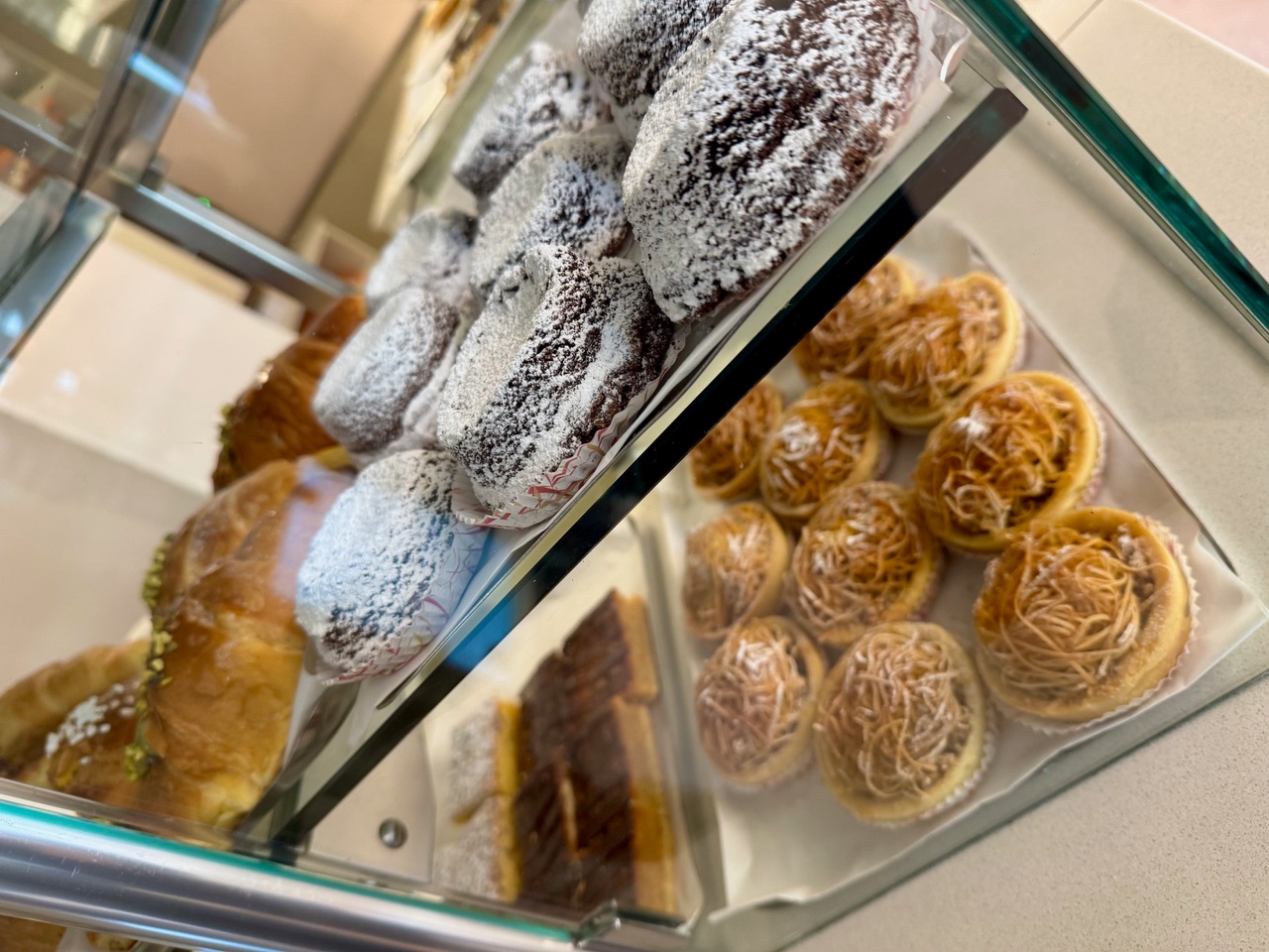 Dolci farciti e frolle in esposizione