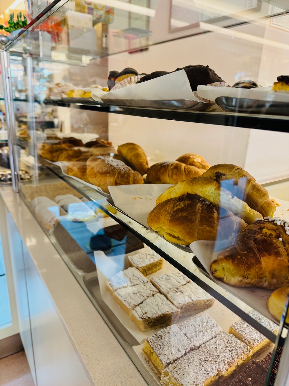 Vista dall alto di monoporzioni e biscotti