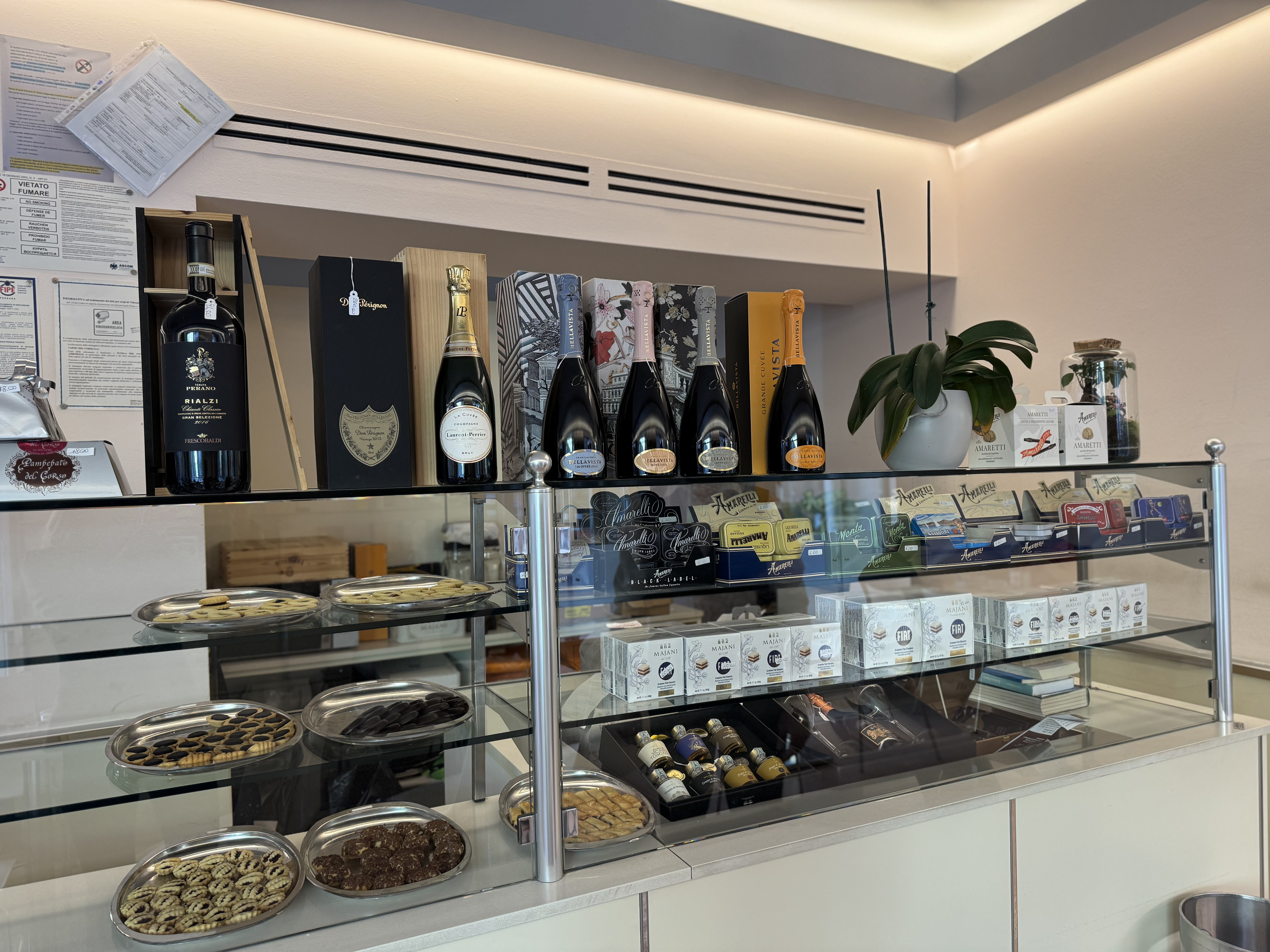 Selezione di pasticceria artigianale al centro vetrina